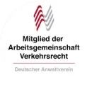 Rundes Logo der Arbeitsgemeinschaft Verkehrsrecht des Deutschen Anwaltvereins mit rotem und grauem Symbol und schwarzem Text.